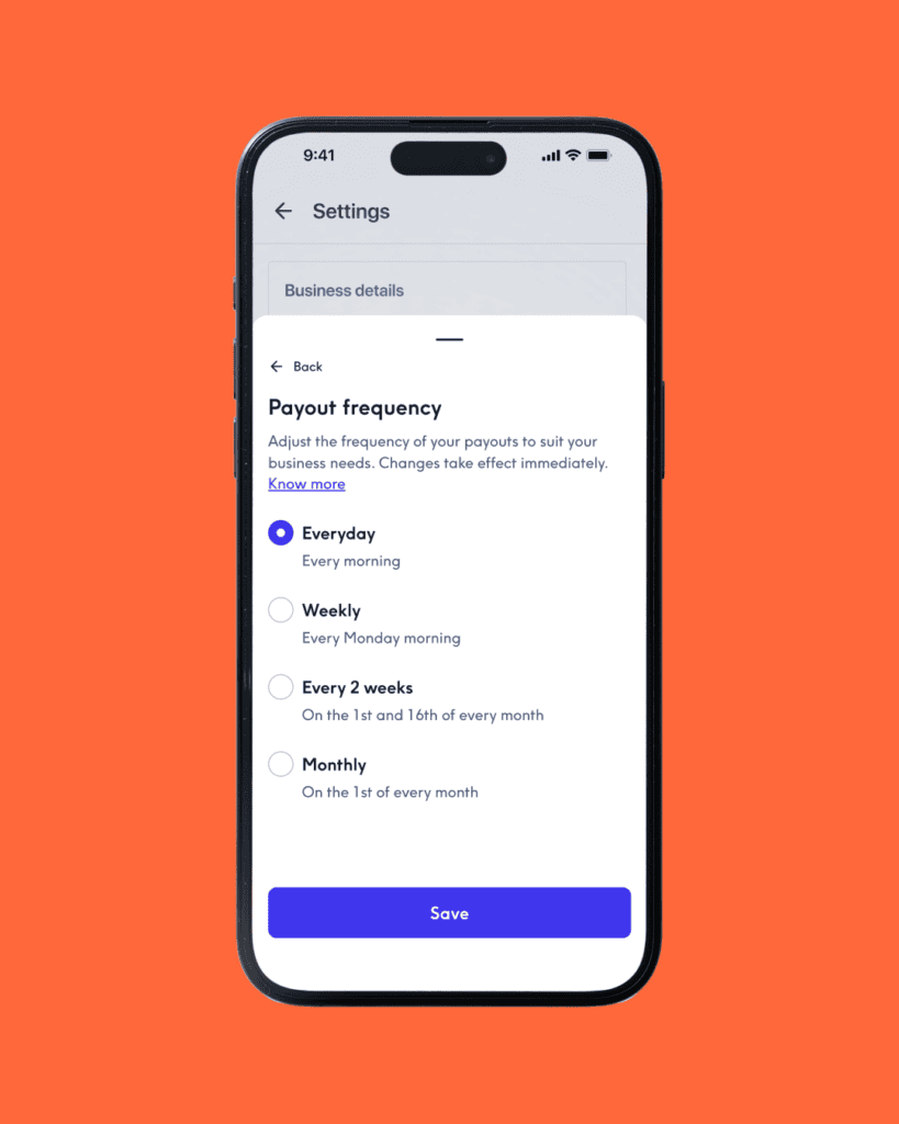 Nahaufnahme eines Smartphone-Bildschirms vor einem leuchtend orangefarbenen Hintergrund, der das Einstellungsmenü „Payout frequency“ (Auszahlungshäufigkeit) anzeigt. Die ausgewählte Option ist „Everyday“ (Täglich), mit weiteren nicht ausgewählten Optionen für „Weekly“, „Every 2 weeks“ und „Monthly“. Unten befindet sich eine blaue Schaltfläche „Save“.