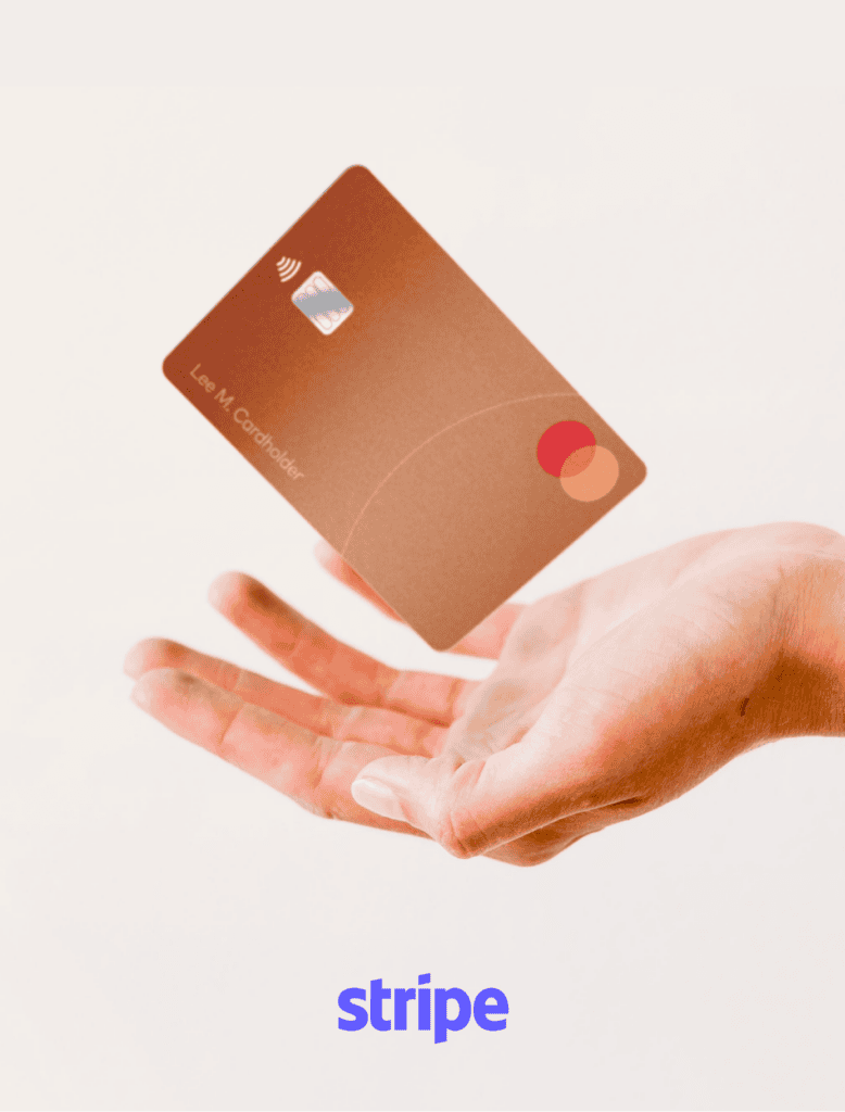 Nahaufnahme einer geöffneten Hand, über deren Handfläche eine bronzefarbene Mastercard-Kreditkarte vor einem schlichten weißen Hintergrund schwebt. Das Wort „stripe“ steht unten in blauer Schrift.