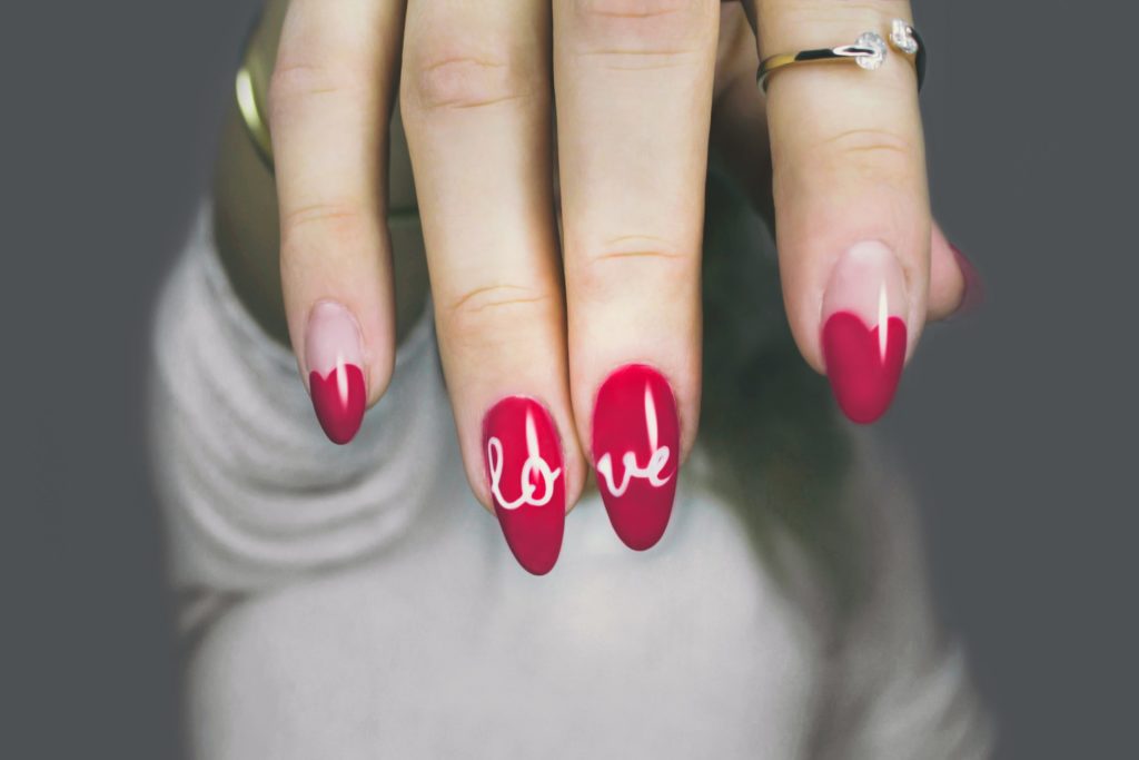 Nägel in rotem Design für den Valentinstag