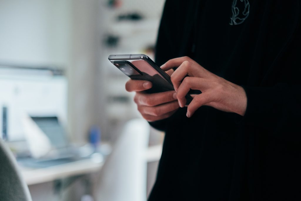 Eine Person hält ein Smartphone in der Hand