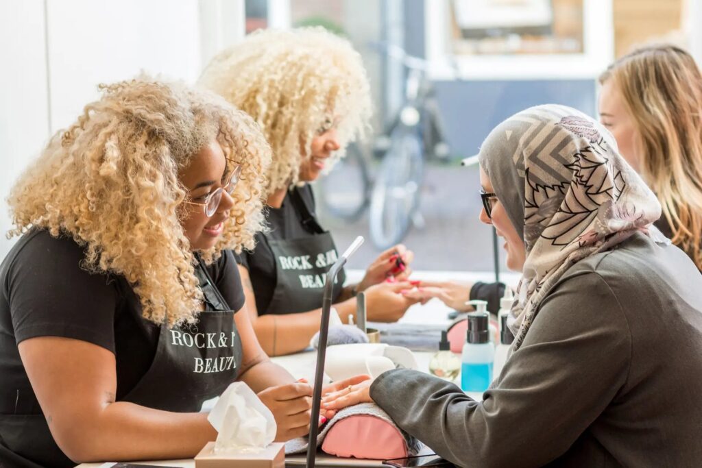 Nageldesignerinnen und Kundinnen im Gespräch - Treatwell – Rock & Roll Beauty