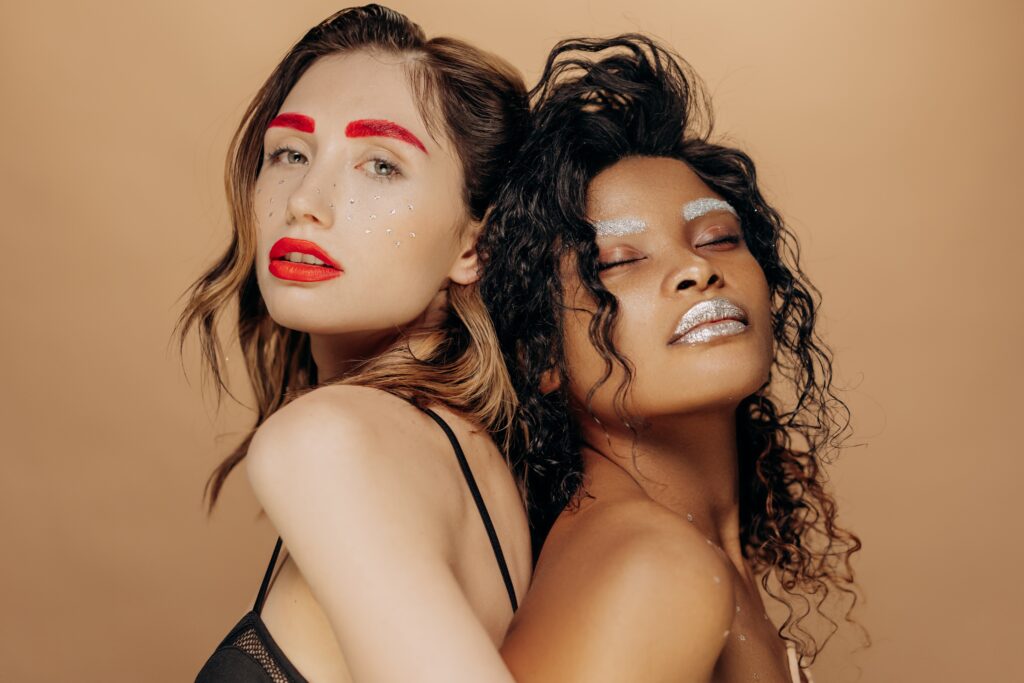 Zwei Frauen mit auffälligem Make-up