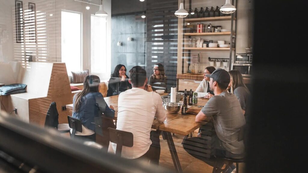 Sechs Personen in einem Meeting