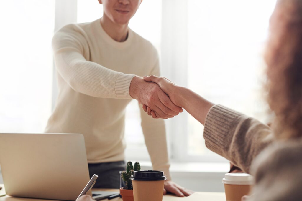 Handschlag im Rahmen einer Unternehmenskooperation