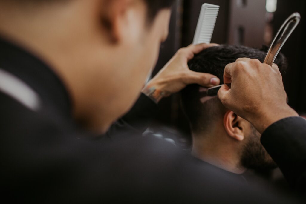 Barbier schneidet Kunden das Haar