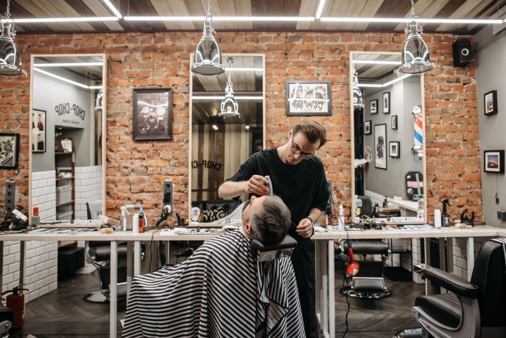 Barbier rasiert Kunden in Barbershop