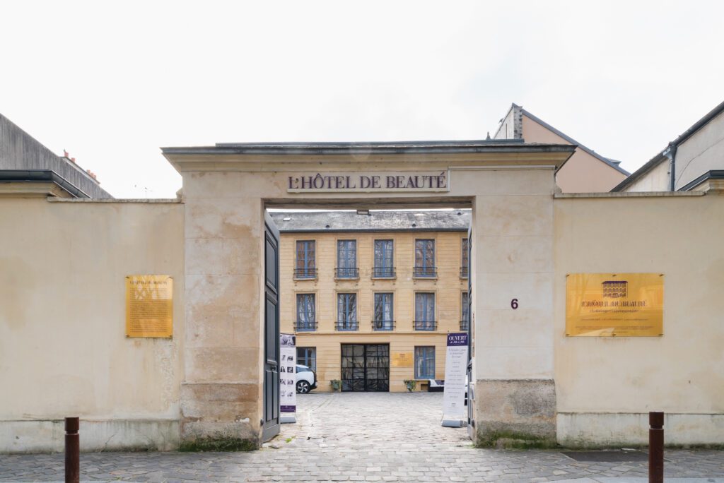 Außenbereich des Salons L'Hôtel de Beauté inkl. Aushängeschild