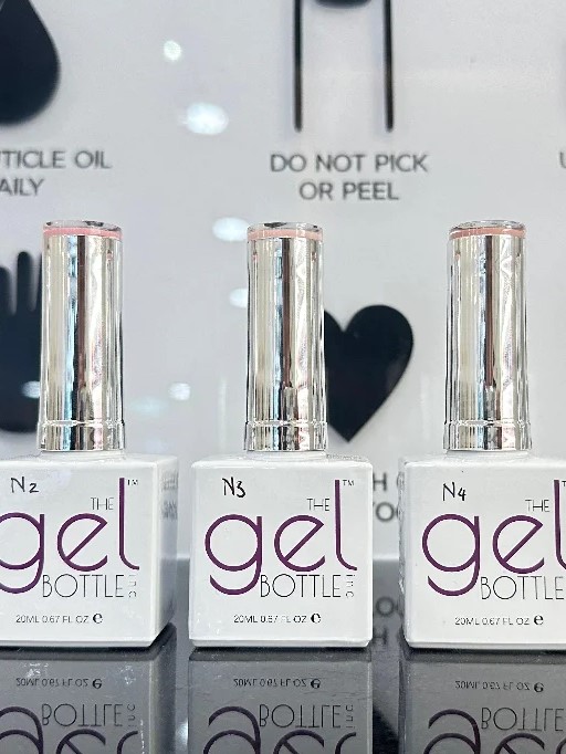 BIAB-Flaschen von Gel Bottles Inc. in einem Regal