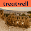 Das Odeon des Herodes Atticus, ein antikes Steinamphitheater am Fuß der Akropolis in Athen. Im Hintergrund erstreckt sich die moderne Skyline unter einem warmen Abendhimmel. Ein korallfarbenes Banner mit dem Treatwell-Logo ist über dem Bild platziert.