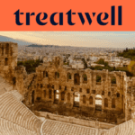 Das Odeon des Herodes Atticus, ein antikes Steinamphitheater am Fuß der Akropolis in Athen. Im Hintergrund erstreckt sich die moderne Skyline unter einem warmen Abendhimmel. Ein korallfarbenes Banner mit dem Treatwell-Logo ist über dem Bild platziert.