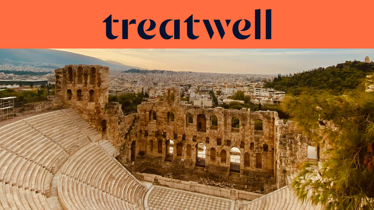 Das Odeon des Herodes Atticus, ein antikes Steinamphitheater am Fuß der Akropolis in Athen. Im Hintergrund erstreckt sich die moderne Skyline unter einem warmen Abendhimmel. Ein korallfarbenes Banner mit dem Treatwell-Logo ist über dem Bild platziert.