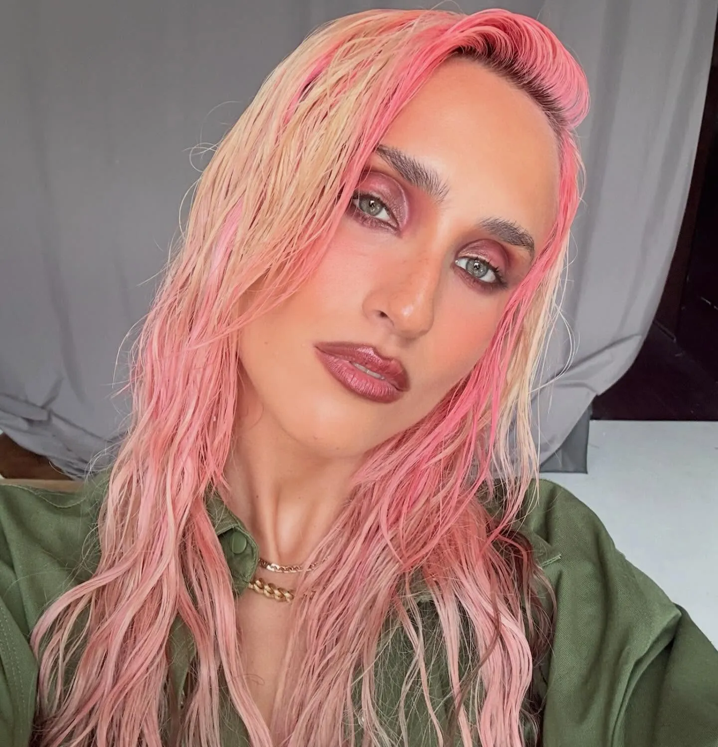 Lange gewellte rosafarbene Haare mit Pfirsich- und Blondtönen, texturiertes Wet-Look-Styling, sommerliches Editorial-Porträt