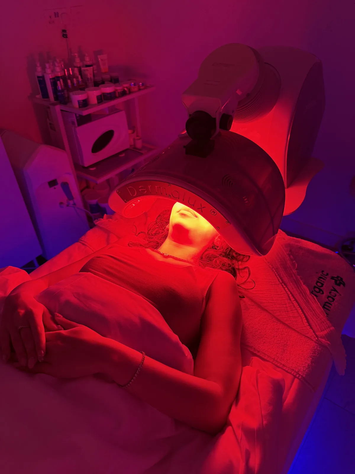 Frau entspannt im Spa unter einem roten LED-Lichtpanel