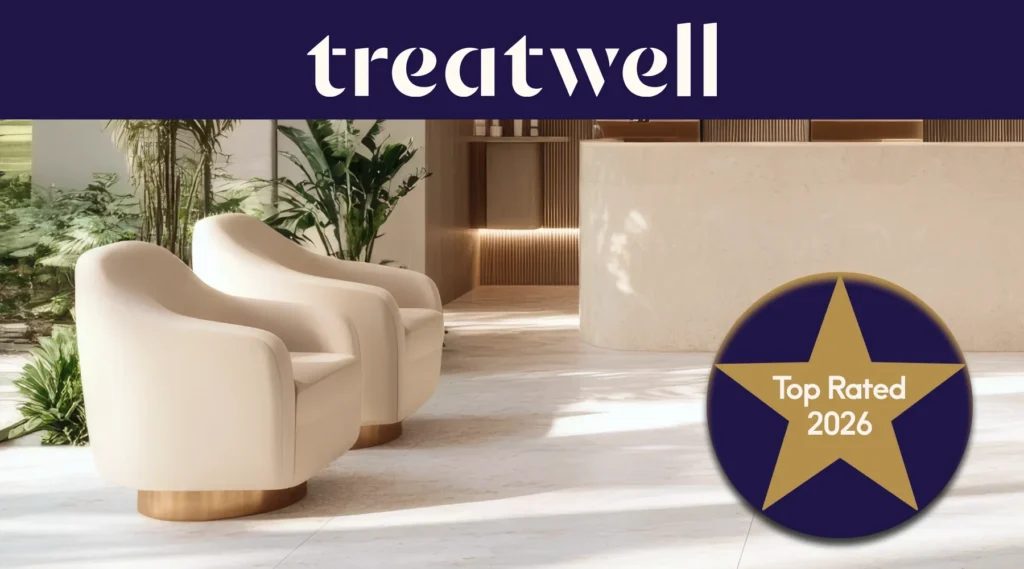 Treatwell Top Rated 2026 Siegel, verliehen auf Basis von Kundenbewertungen, vor einem hellen Salonempfang mit cremefarbenen Sesseln und Pflanzen